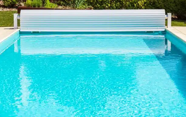 volet rouant de piscine nettoyage