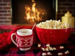 chocolat chaud popcorn et feu de cheminée